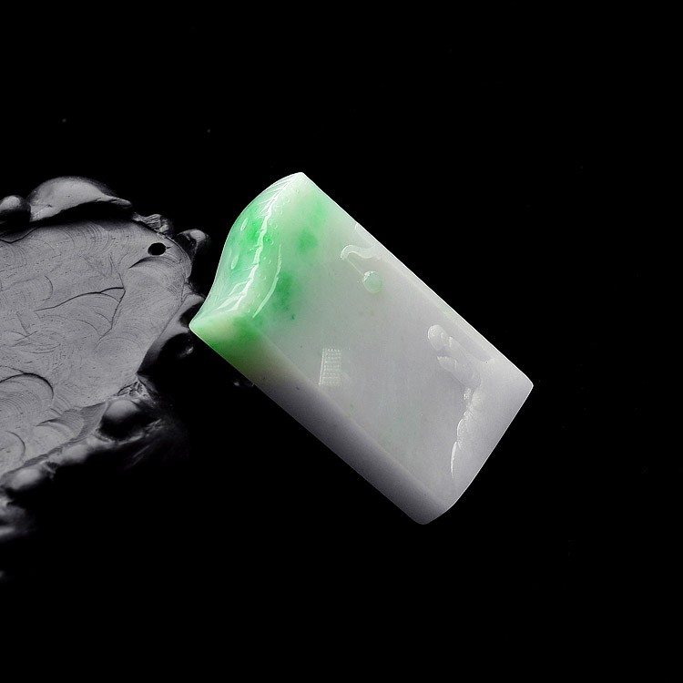 8mm   描  述:糯冰种飘翠挂件——孤灯佛影,更深人去寂